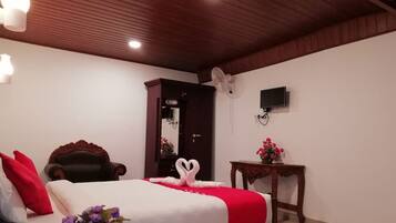 6 Schlafzimmer, Bügeleisen/Bügelbrett, Bettwäsche