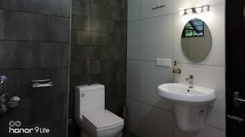 シャワー、タオル、トイレットペーパー