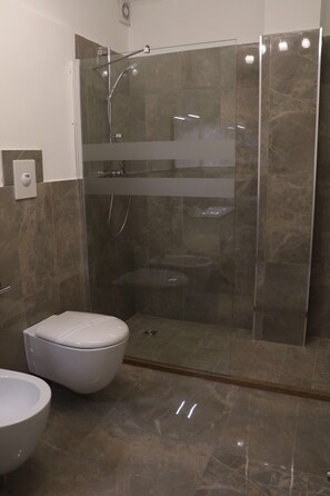 Shower, bidet - apartment with balcony (Gioia Tauro)