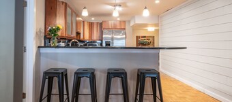 Location! 1 Block from Bayshore / SOHO / Hyde Park