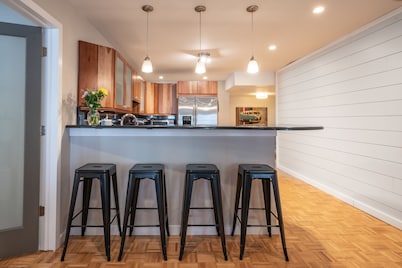 Location! 1 Block from Bayshore / SOHO / Hyde Park