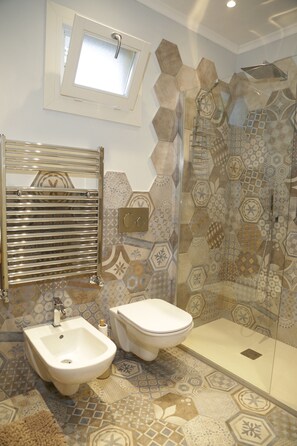 Shower, hair dryer, bidet, soap - Detached house, with swimming pool, open view, barbecue and private parking. (pontedassio)