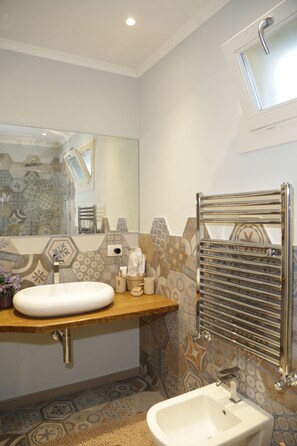 Dusche, Haartrockner, Bidet, Seife