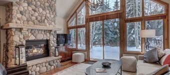 High Ceilings, Natural Light- 3 Bedroom Arrowhead Ge Condo by RedAwning