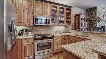 Appartement, 3 slaapkamers | Privékeuken | Een koelkast, een oven, een koffiezetapparaat/waterkoker