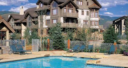 High Ceilings, Natural Light- 3 Bedroom Arrowhead Ge Condo by RedAwning