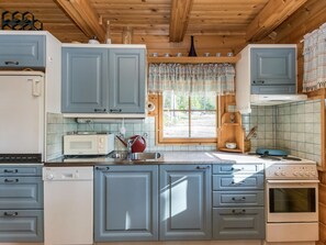 Refrigerador, microondas, lavavajillas, utensilios de cocina