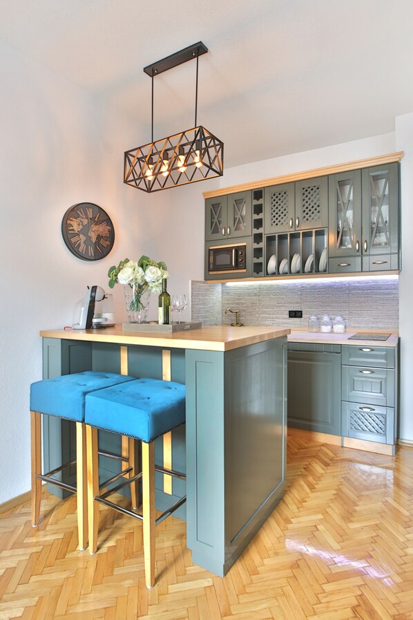 Fridge, microwave, oven, stovetop - P.S Cattaro Studio Apartment (Kotor)