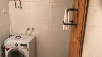 Traditional Apartment | Bathroom