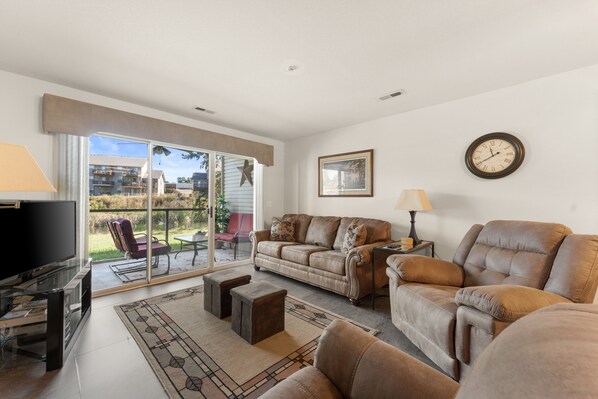 Condo, 2 Bedrooms | Living area