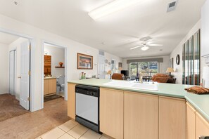 Condo, 2 chambres | Salle de bain | Serviettes fournies, shampooing