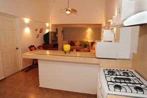 Jääkaappi, mikroaaltouuni, liesi, kahvin-/teenkeitin