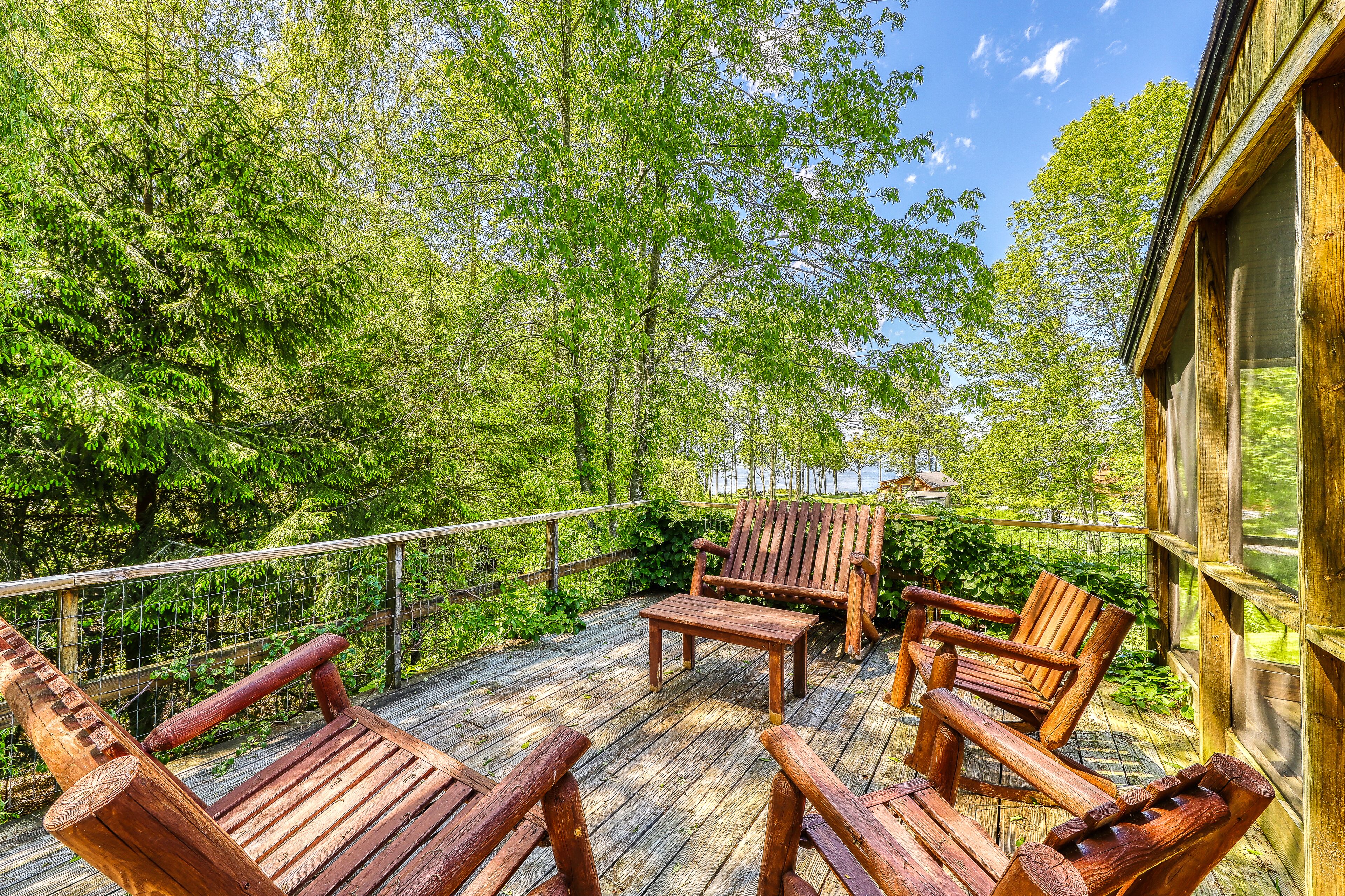 Comfortable house in Charlotte with access to a shared dock