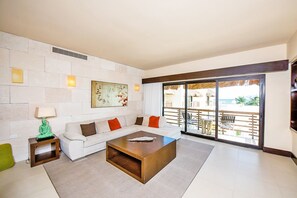Flat-screen TV, DVD player, video library - Aldea Thai Best Penthouse, Amazing Sea Views, Luxurious Beach Front Property (Playa del Carmen)