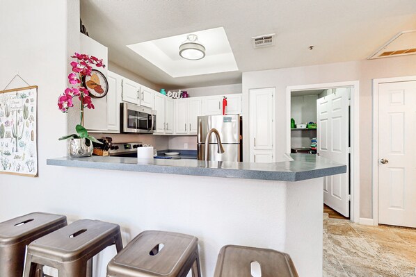 Réfrigérateur, micro-ondes, four, plaque de cuisson