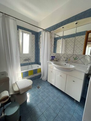 Combinazione doccia/vasca, asciugacapelli, asciugamani, sapone
