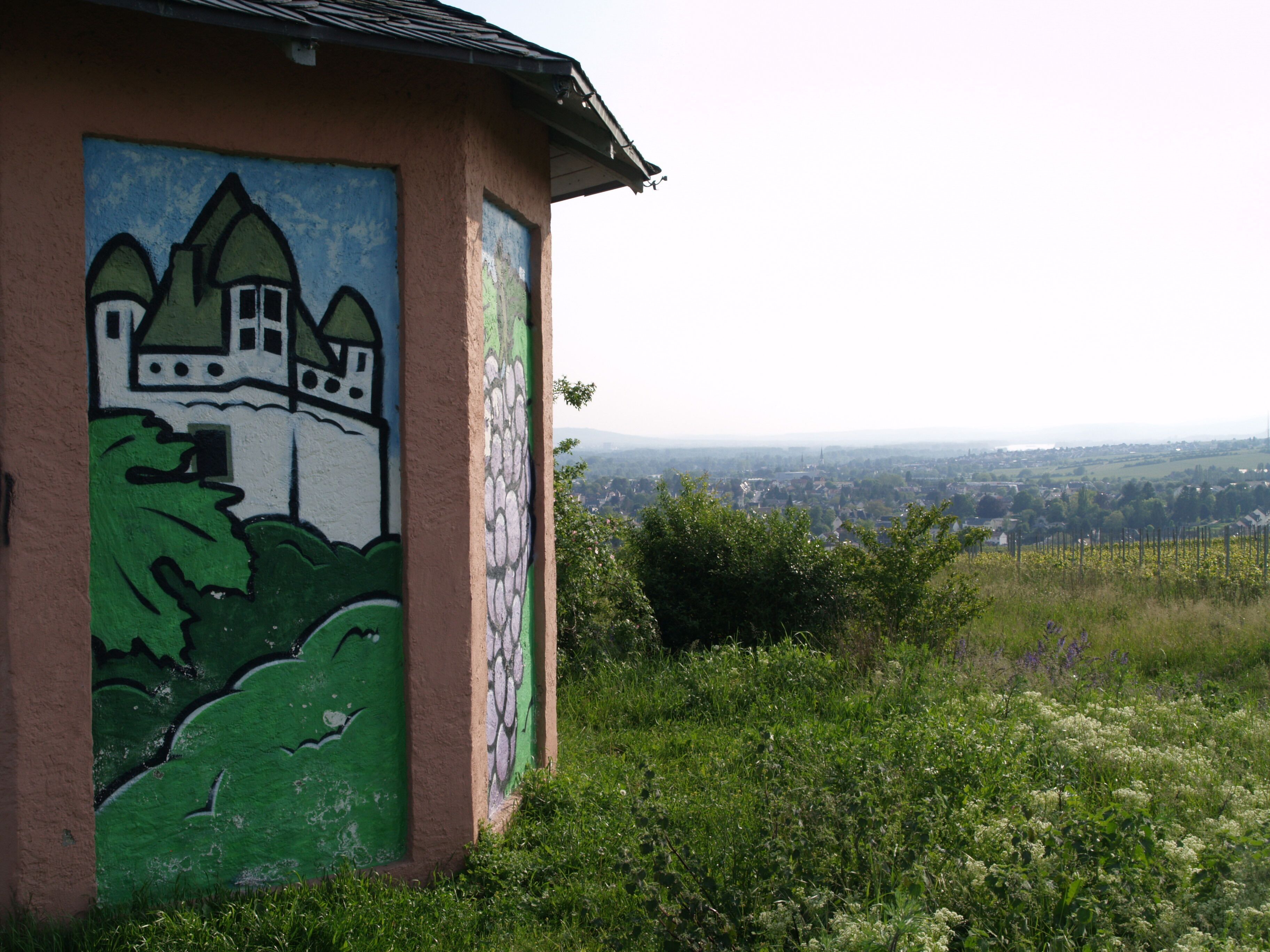 Un edificio con un mural de un castillo en su fachada.
