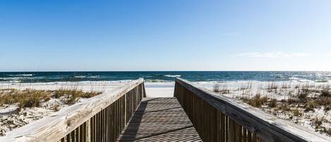 Plage, chaises longues, serviettes de plage