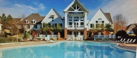 Inomhuspool och utomhuspool