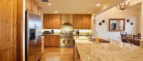 Een magnetron, een oven, een vaatwasser