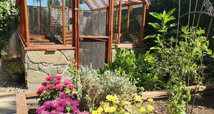 The Silverton Cottage- A garden retreat