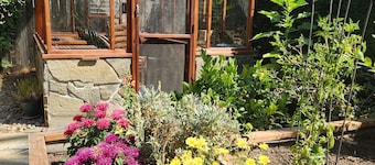 The Silverton Cottage- A garden retreat