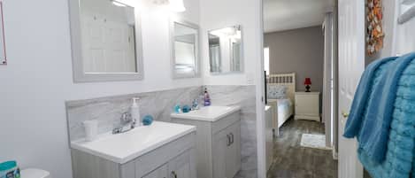 Baignoire, sĂšche-cheveux, serviettes fournies, papier toilette