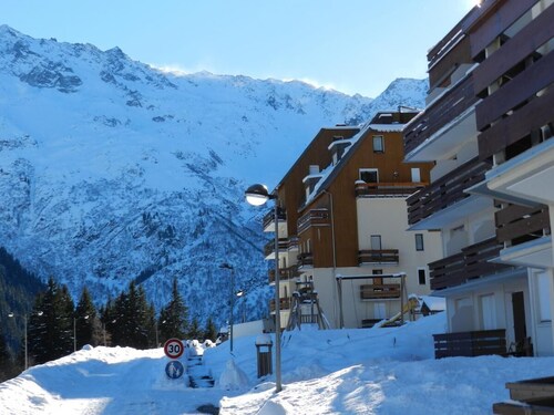 À 100m des pistes de ski, vue vallée/pistes de ski, balcon, parking, casier à ski, 18m², Les 7 Laux