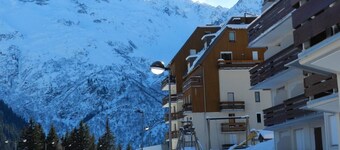 À 100m des pistes de ski, vue vallée/pistes de ski, balcon, parking, casier à ski, 18m², Les 7 Laux