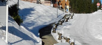 A 100m de las pistas de esquí, vista valle/pistas, balcón, parking, local para esquís, 18m²