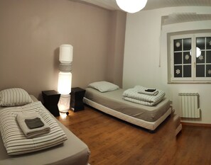 2 bedrooms, travel cot, free WiFi, bed sheets