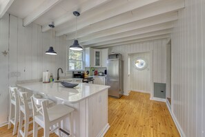 Fridge, microwave, oven, stovetop - 2 Bedroom Apt. in Ocean Bay Park, walk to beach and entertainment (Ocean Bay Park)