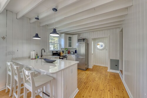 2 Bedroom Apt. in Ocean Bay Park, walk to beach and entertainment