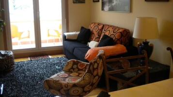 Een televisie en een stereo