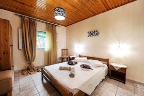 3 habitaciones, tabla de planchar con plancha, wifi y ropa de cama 