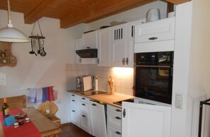 Fridge, oven, stovetop, dishwasher - Nice holiday home "Aunt Emma" in Regen, Bavarian Forest, pets welcome (Kattersdorf)