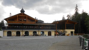 A building with a balcony and a staircase leading to an upper level. - Nice holiday home "Aunt Emma" in Regen, Bavarian Forest, pets welcome (Kattersdorf)