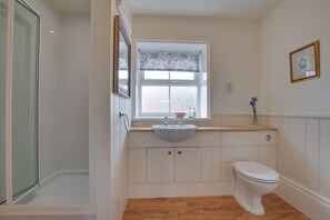 Shower, hair dryer, towels, soap - Brock Cottage private Hot Tub DOG/Cat FRIENDLY* with on site fishing (Pickering)