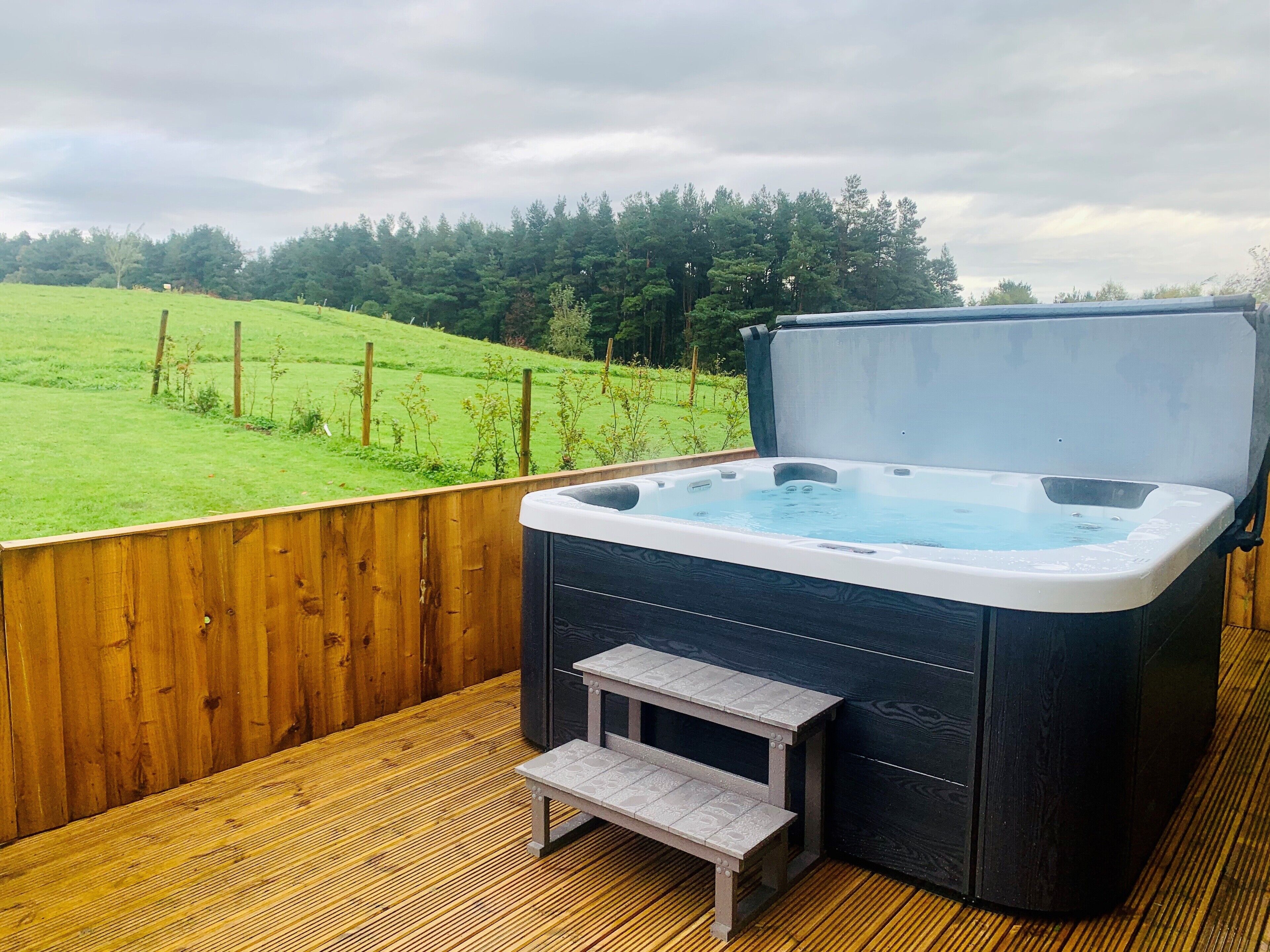 Banyera d'hidromassatge a l'aire lliure