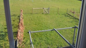 A grassy field with a metal gate and a fence. - Brock Cottage private Hot Tub DOG/Cat FRIENDLY* with on site fishing (Pickering)