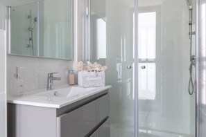 Bathtub, hair dryer, towels, shampoo