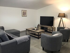 TV, books - Charming F2 near Ajaccio (air-conditioned, self-contained) (Peri)