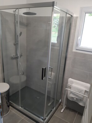 Douche, sèche-cheveux, serviettes fournies, savon