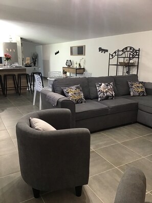 TV, books - Charming F2 near Ajaccio (air-conditioned, self-contained) (Peri)