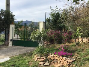 المنطقة المحيطة بالمنشأة