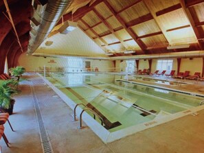 Alberca techada y alberca al aire libre