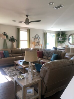 Smart TV, DVD player - Summertime Sweetness in St.Augustine- Close to Festival Locations & Downtown! (St. Augustine)