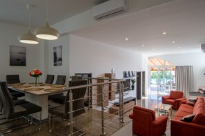 Dining - Ground floor 6 + 2 P apartment with terrace and sea view, 10 m from the beach (Betina)