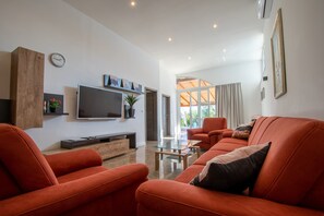 TV, books - Ground floor 6 + 2 P apartment with terrace and sea view, 10 m from the beach (Betina)