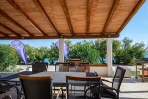 Outdoor dining - Ground floor 6 + 2 P apartment with terrace and sea view, 10 m from the beach (Betina)